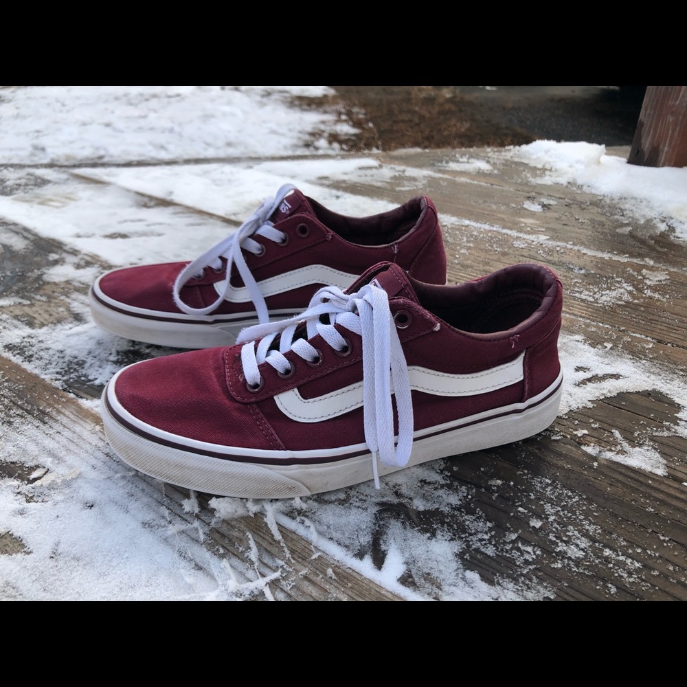 Women’s size 8 vans. Accepting reasonable offers!